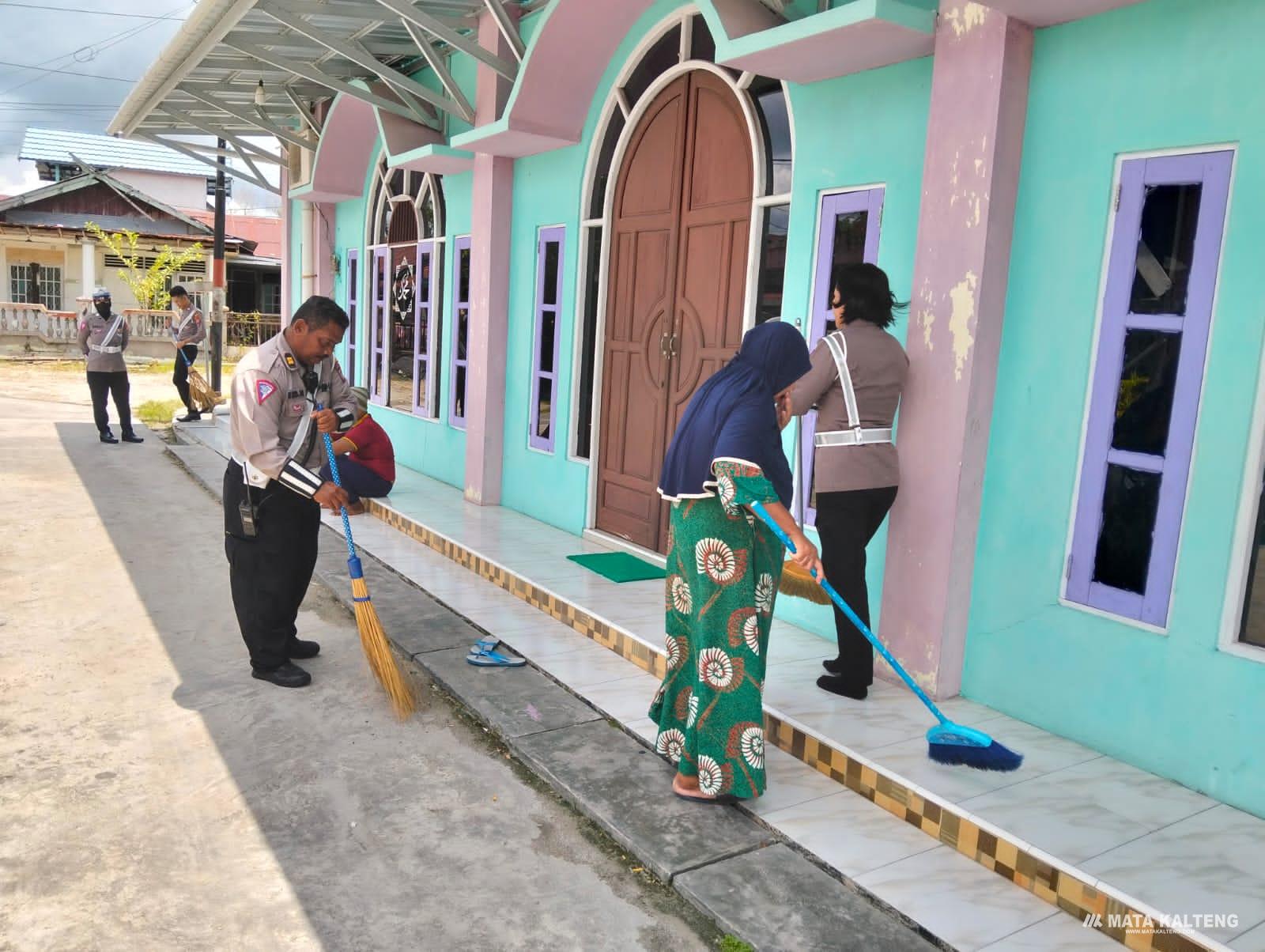 Jelang Hari Lalu Lintas, Satlantas Gotong Royong Bersihkan Masjid dan Mushola